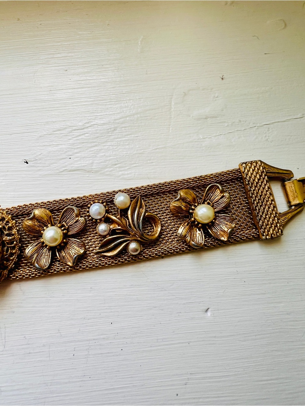 Vtg Signed FLORENZA Gold tone Pearl and hand painted portrait bracelet - Picture 7 of 9